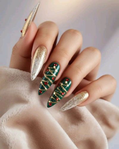 Uñas stiletto con árboles de Navidad