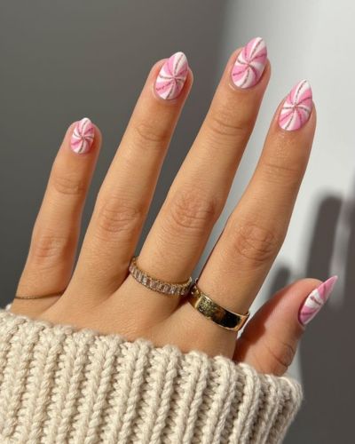 Uñas estilo peppermint en color rosa y blanco
