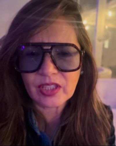 Primer plano de Yolanda Andrade con cabello suelto usando lentes oscuros grandes