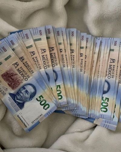 Varios billetes mexicanos de 500 pesos extendidos en forma de abanico sobre una tela clara.