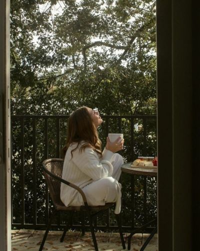 Actividades de autocuidado para mamás. Foto de mujer meditando antes de iniciar el día