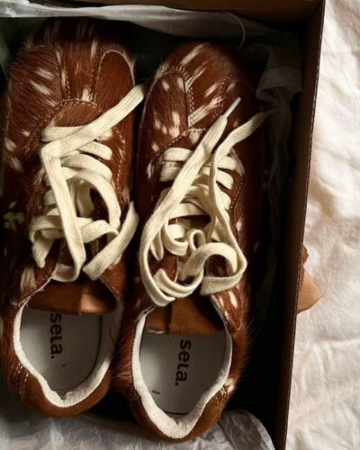 Foto de tenis en caja con estampado de venado