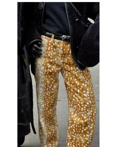 Foto de pantalones bambi print, combinados con blusa y chaqueta negra