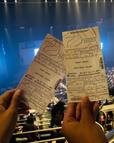 Foto de boletos de Ticketmaster en mano
