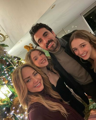 Foto de las hijas de Andrea Legarreta con su nuevo novio en Navidad