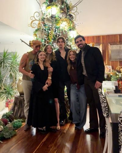 Foto de la Familia Rubín Legarreta junto a Carlos Origel en Navidad