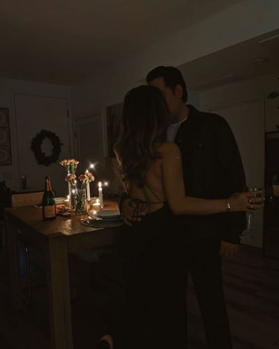 Foto en plano general de pareja con vestimenta formal festejando el Día de San Valentín con una cena romántica