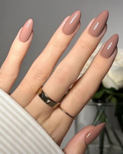 Colores de uñas para la oficina: café claro