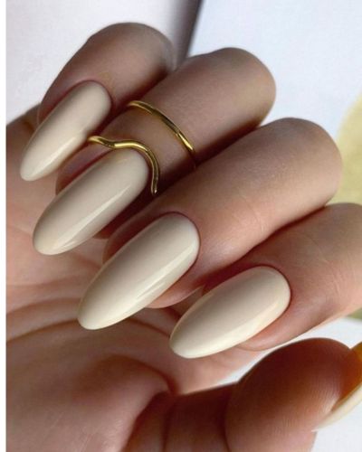 Colores de uñas para la oficina: blanco cremoso