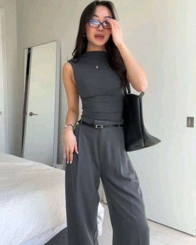 Foto de mujer usando colores elegantes para el trabajo. El look esta conformado por pantalones anchos y tanker top gris piedra