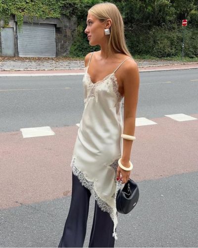 Cómo combinar un top lencero con pantalones anchos