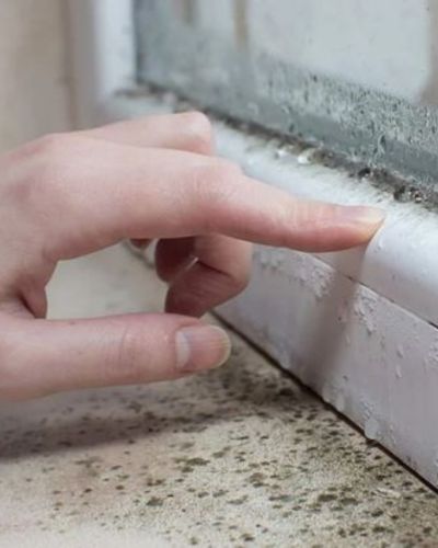 Cómo limpiar jabón pegado del cancel del baño