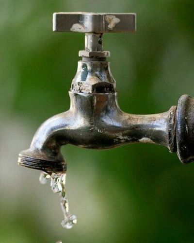 Foto de grifo de agua con poca agua cayendo: Corte de agua en CDMX