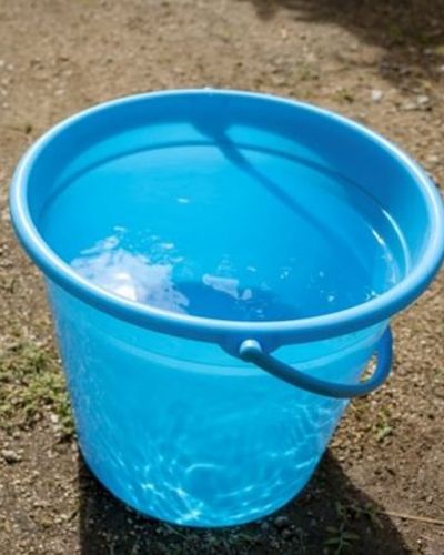 Foto de cubeta azul con agua