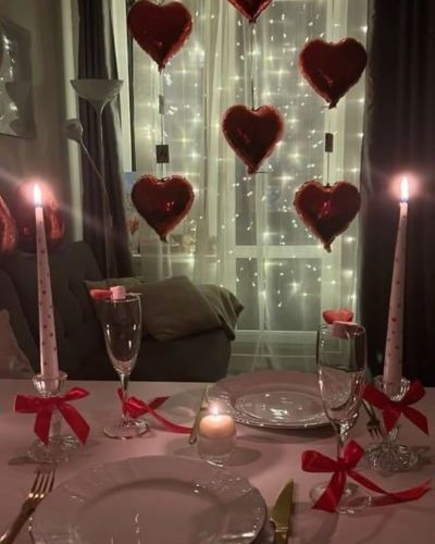 Foto de mesa decorada para San Valentín bajo el estilo coquette