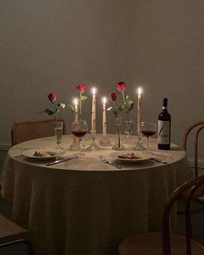 Foto de una mesa para San Valentín, decorada al estilo minimalista