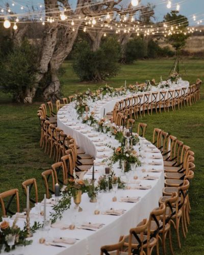 Mesas para boda 2026, tendencias en montaje: mesas curvas