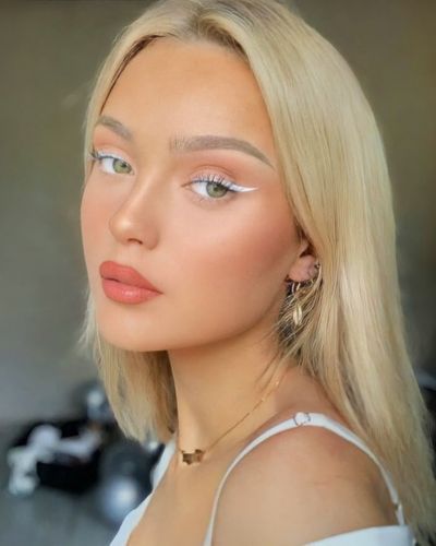 Delineador blanco 2026 en maquillaje natural y luminoso