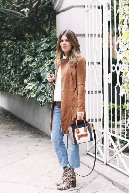 Outfit casual con botas de estampado de serpiente 