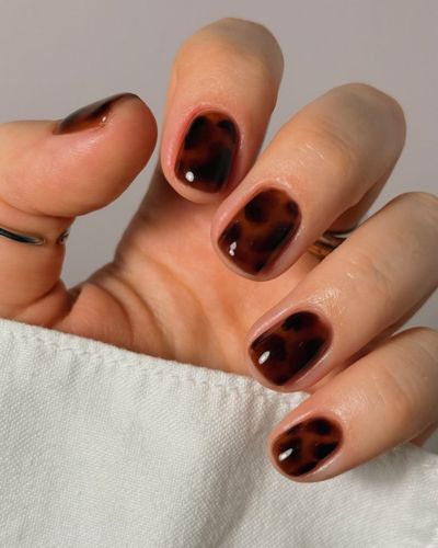 Diseño de uñas cortas con efecto carey para usar durante la cuesta de enero