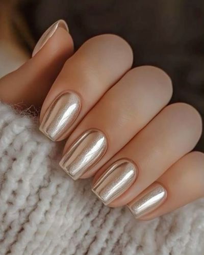 Uñas cortas doradas 