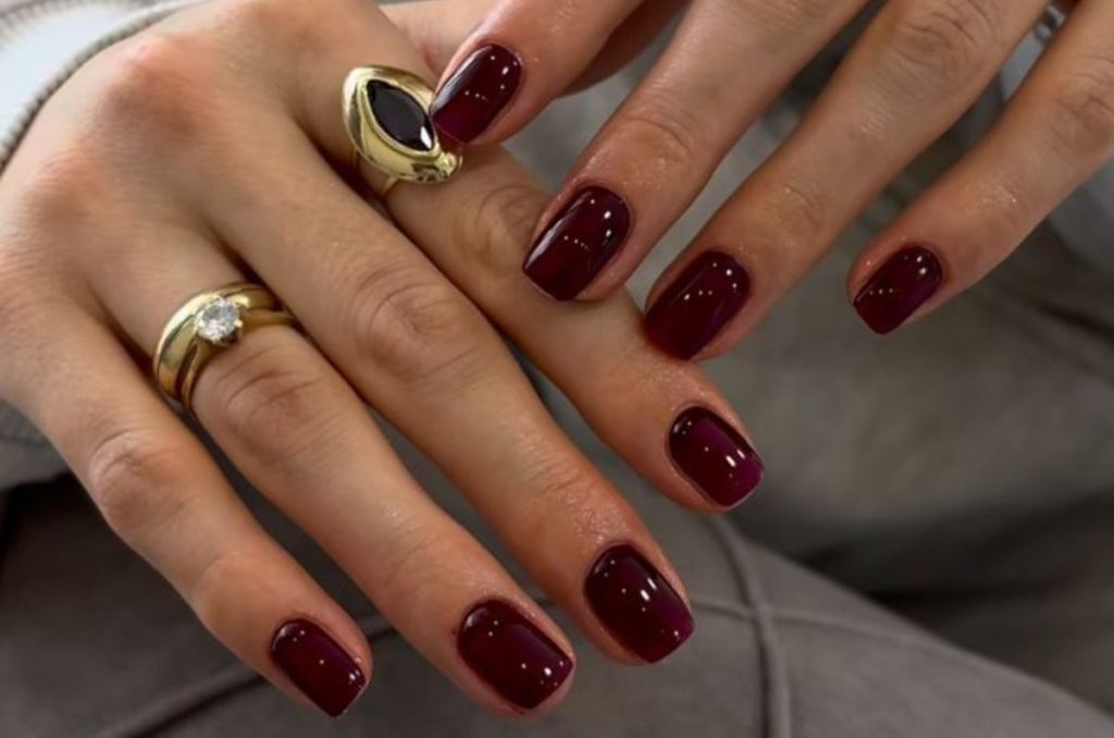 Manicura monocromática en color vino