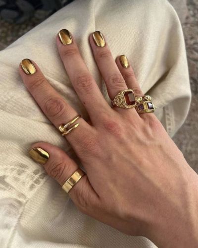 Uñas cortas doradas 