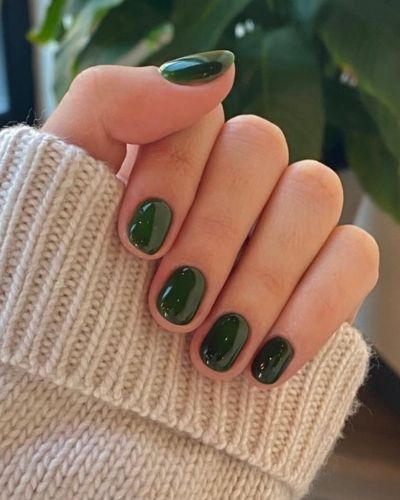 Uñas cortas verde pino 
