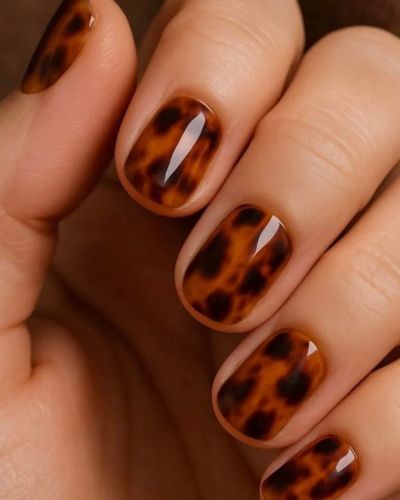 Diseño carey en uñas cortas