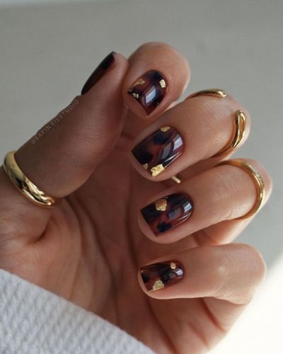 Diseño carey en uñas cortas