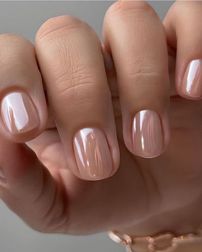 Manicura nude con acabado traslucido 
