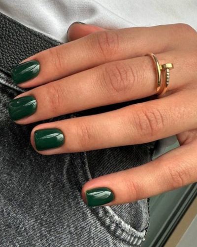 Diseño de uñas cortas monocromáticas en color verde pino para la cuesta de enero