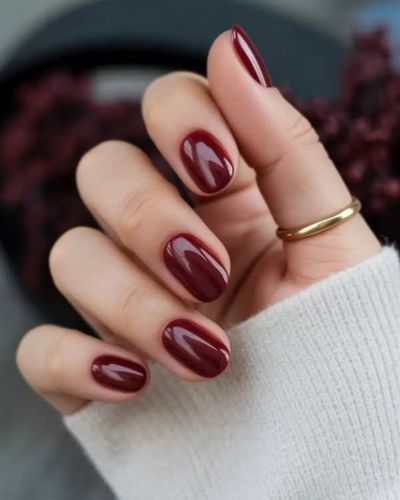 Diseño de uñas cortas monocromáticas en color vino para la cuesta de enero