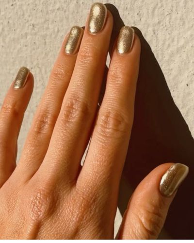 Uñas cortas doradas 