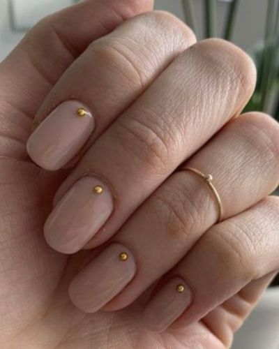 Uñas minimalistas con toques dorados 