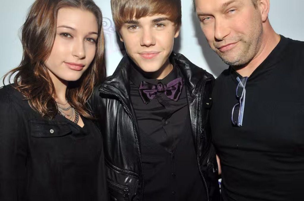 Hailey Bieber, Justin Bieber y Stephen Baldwin posan juntos vestidos de negro, mirando directamente a la cámara