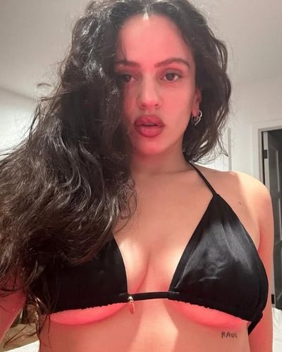 Foto de la Rosalia en bikini color negro y cabello suelto