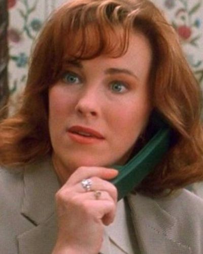 En esta escena de Mi pobre angelito, Catherine O’Hara interpreta a la madre de Kevin, mostrando su talento para la comedia y el drama familiar.