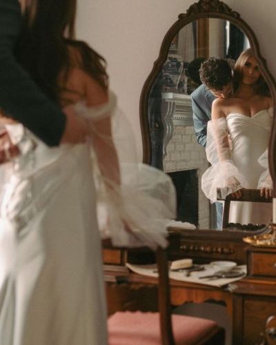 Pareja elegante en un momento íntimo previo a una boda, reflejando conexión emocional y atracción gracias a hábitos femeninos