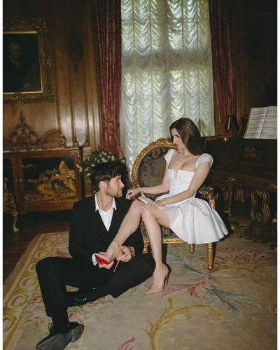 Escena romántica donde una mujer mantiene el control y la complicidad en la relación