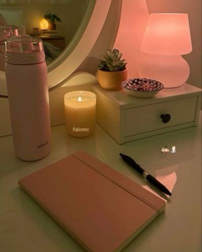 Hábitos nocturnos: Foto de diario y vela encendida