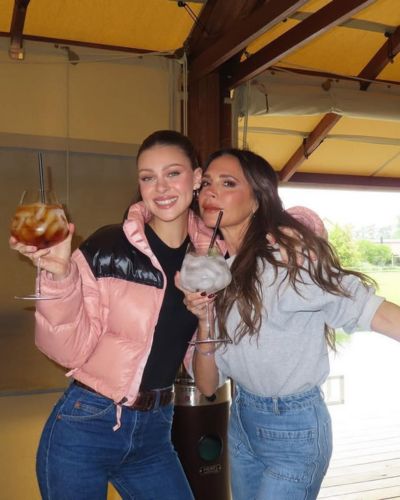Foto de Nicola Peltz y Victoria Beckham compartiendo un cóctel