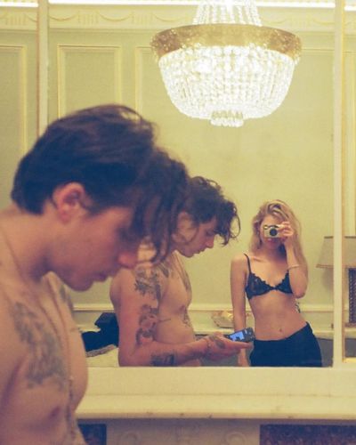 Foto en el espejo que confirmó la relación entre Nicola Peltz y Brooklyn Beckham