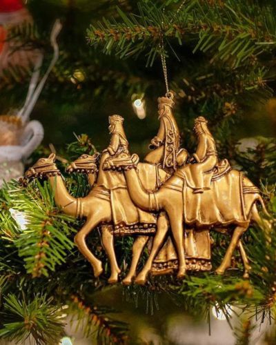 Decoración dorado metálico de Reyes Magos en árbol de Navidad