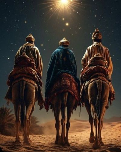 Tres Reyes Magos a caballo en el desierto, vistos de espaldas, bajo una estrella brillante en el cielo nocturno.