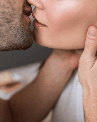 Primer plano de una pareja a punto de besarse; gesto íntimo que refleja el significado de los besos.