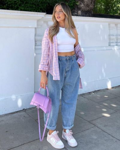 Los mom jeans favorecen a casi todo tipo de cuerpo, gracias a su tiro alto y corte relajado