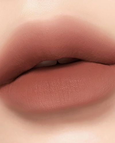 Labios difuminados en color nude