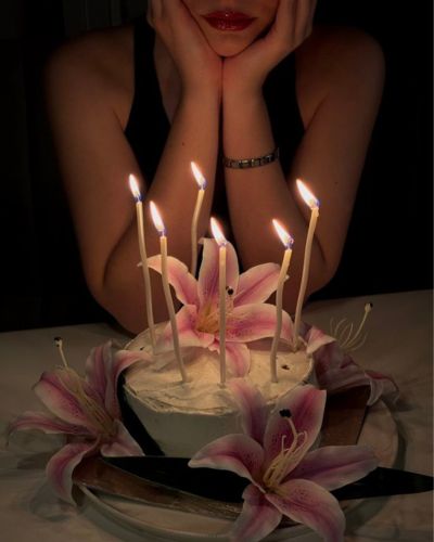 Mantras de cumpleaños para cumplir metas: foto de mujer soplando las velas de su pastel