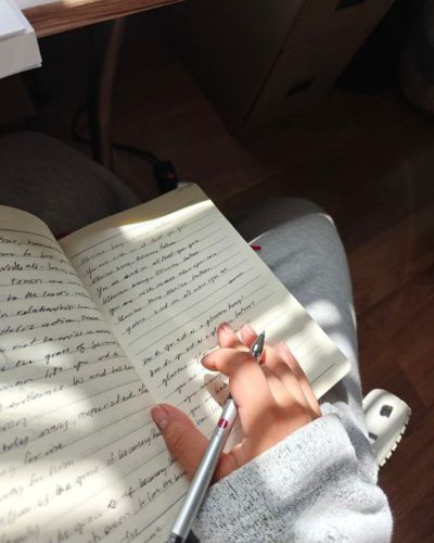 Mantras de cumpleaños para cumplir metas: foto en primer plano de cuaderno y pluma en mano